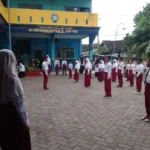 Meski Gerimis Menghadang, Upacara Bendera MIM 12 Centini Tetap Khidmat