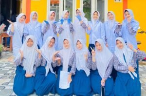 Hidupkan Etos Keilmuan, SMP Muhammadiyah 1 Surabaya Adakan Praktikum Reaksi Kimia