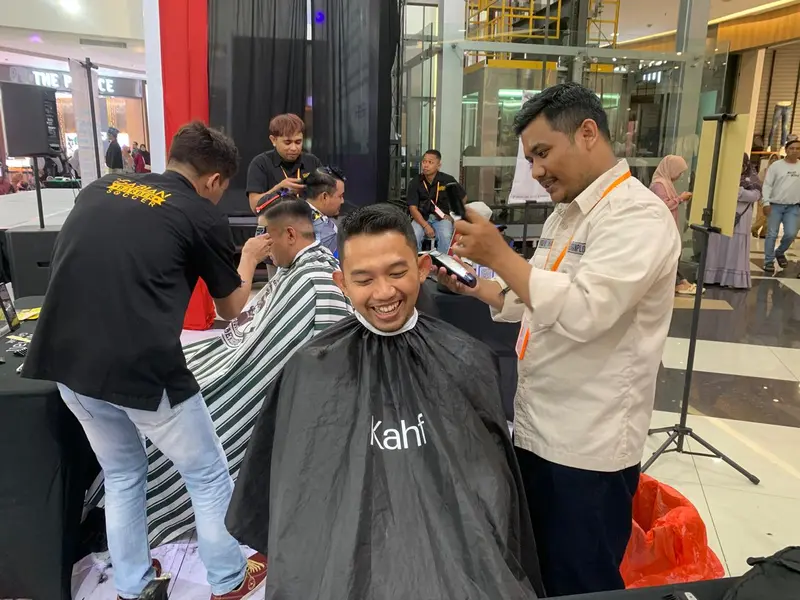 Cukur Rambut Penuh Berkah, Lazismu Gresik Satukan Seni Anak dan Aksi Kemanusiaan