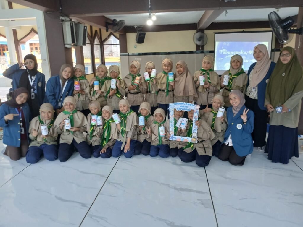 Mahasiswa KKN Unair Ajak Siswa SD MUHSIDA Budayakan Menabung Sejak Dini