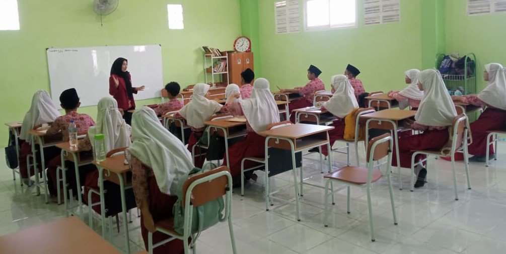 Mahasiswa Pendidikan Bahasa Inggris UMSURA Laksanakan Microteaching di SD Muhammadiyah 17 Surabaya