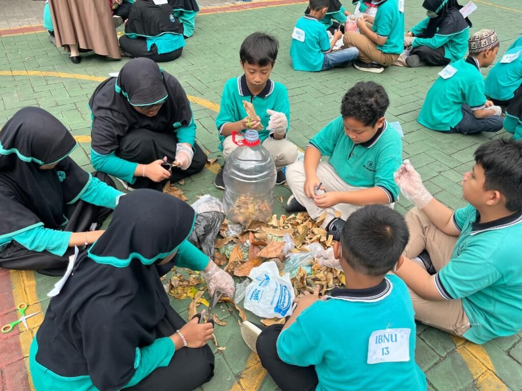 SD Mumtaz Tanamkan Nilai Ekologi melalui Proyek Kompos Limbah Organik