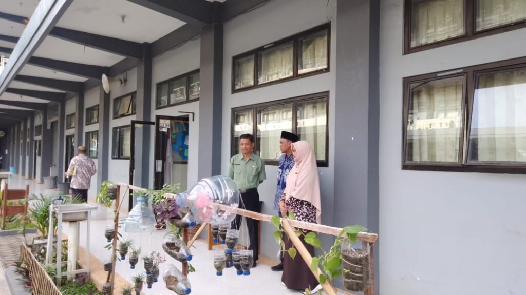 Kunjungan Pengawas Wali ke SMA Muha Genteng Berikan Apresiasi pada Kegiatan Pembelajaran