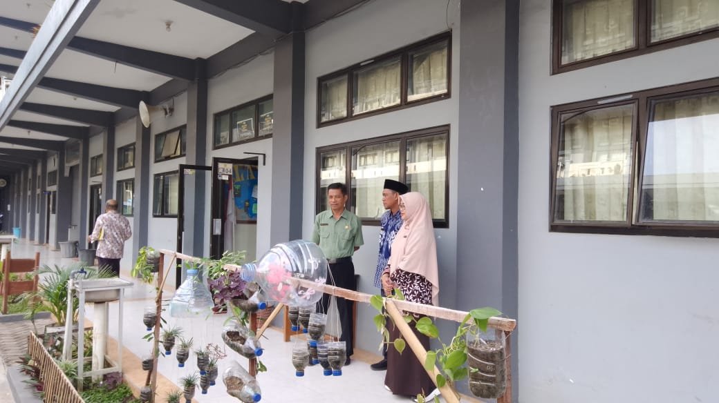 Kunjungan Pengawas Wali ke SMA Muha Genteng Berikan Apresiasi pada Kegiatan Pembelajaran