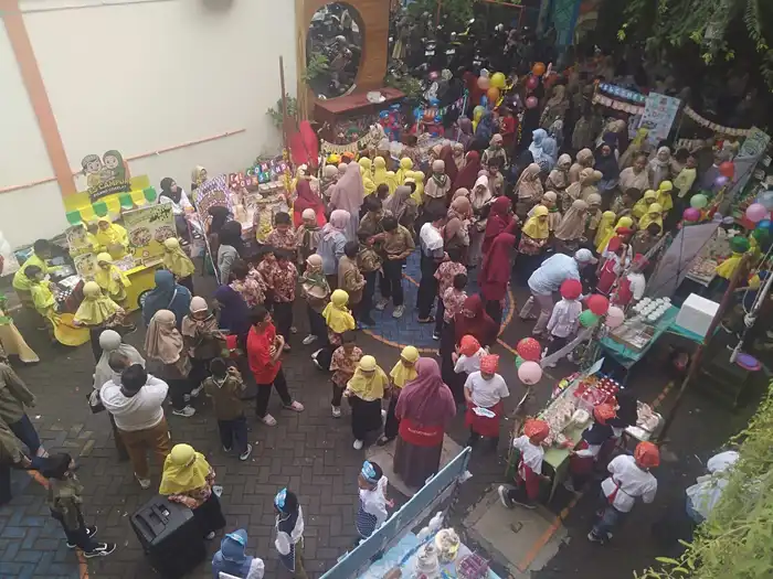 Market Day Jadi Ajang Entrepreneur Cilik Kreatif di SD Muhammadiyah 20 Surabaya