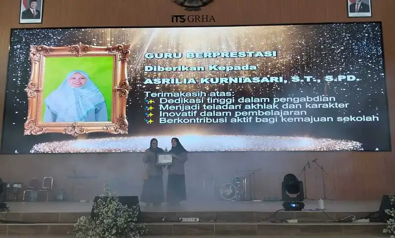 Kejutan Milad ke-56, SDM 18 Surabaya Beri Apresiasi Guru dan Karyawan Berprestasi