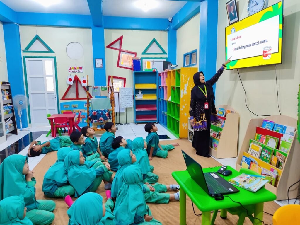 Kelas Kunjung Perpustakaan Sekolah Kreatif Baratajaya Ajak Siswa Tingkatkan Budaya Literasi