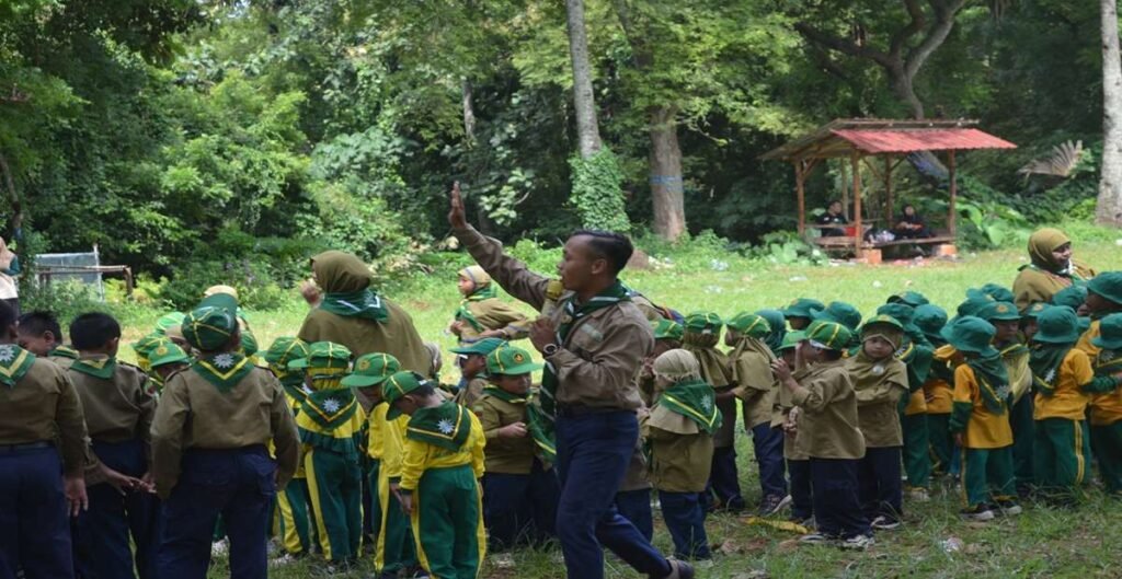 Bangkitkan Semangat Ceria, Arief Ajak Peserta CPA IV Hizbul Wathan Sekaran Bernyanyi dan Tepuk HW Sebelum Fun Game