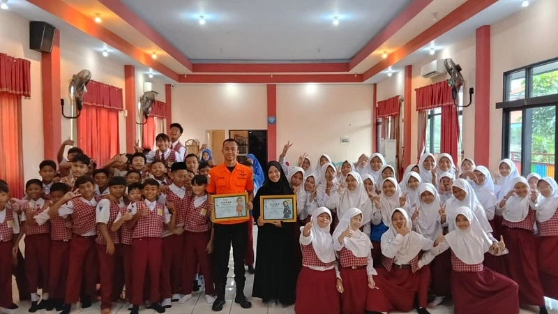 Hallo Dik: Alumni Sekolah Kreatif SD Muhammadiyah 2 Tulangan Tebar Motivasi