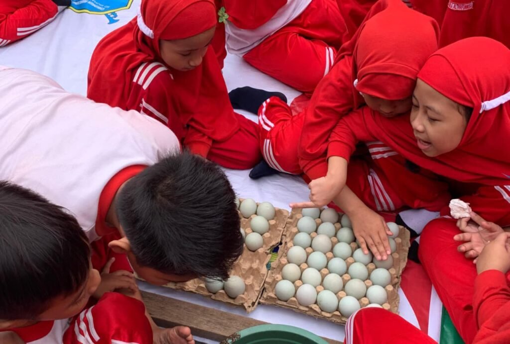 Parents Day Kelas 3 SD Mugres Hadirkan Pengalaman Seru Membuat Telur Asin