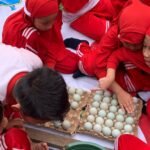 Parents Day Kelas 3 SD Mugres Hadirkan Pengalaman Seru Membuat Telur Asin