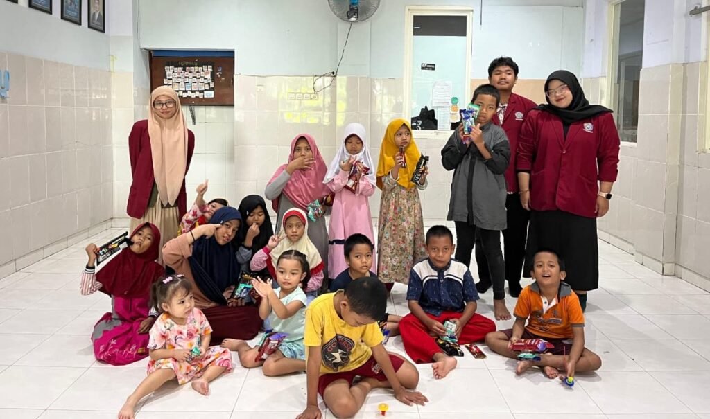 Integrasikan Bahasa Inggris dan Nilai Islam, Mahasiswa UM Surabaya Adakan Pembelajaran di Panti Asuhan