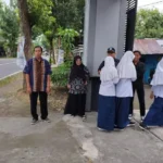 Senyum Pagi di Gerbang Sekolah: Guru SMP Muhammadiyah 13 Kalen Tanamkan Disiplin dan Karakter Positif Sejak Dini