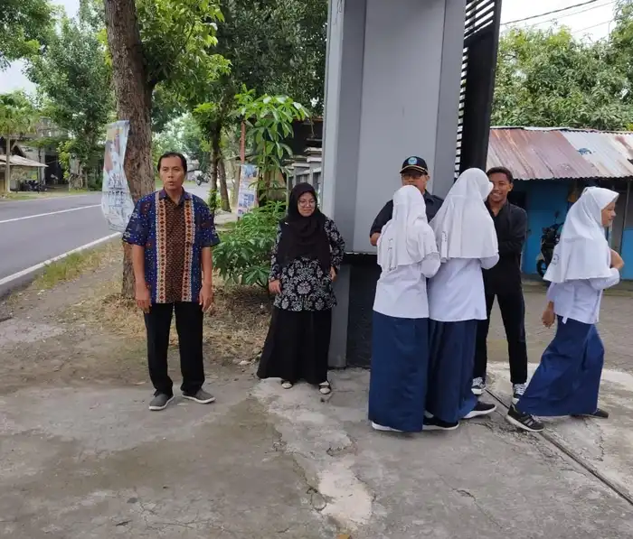 Senyum Pagi di Gerbang Sekolah: Guru SMP Muhammadiyah 13 Kalen Tanamkan Disiplin dan Karakter Positif Sejak Dini