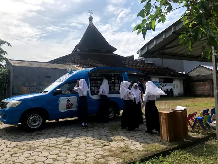 Menjemput Literasi di Halaman Sekolah: Kala Mobil Biru Kota Blitar Singgah di SMP Muhammadiyah 1 Blitar