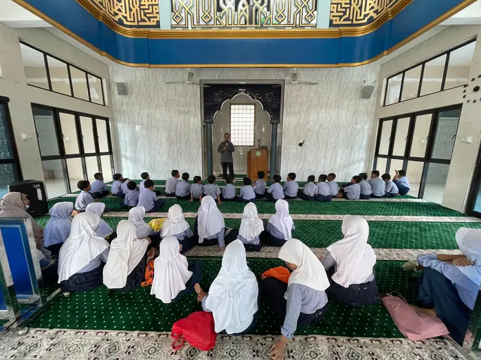 Alumni Mimuga Kuliah S3 di London, Kembali Menginspirasi Siswa Lewat Program ‘Alumni Mengajar’