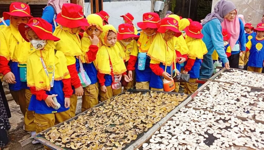 Outdoor Learning Sekolah Kreatif Baratajaya Ajak Siswa Belajar Mengolah Hasil Laut