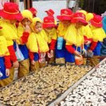 Outdoor Learning Sekolah Kreatif Baratajaya Ajak Siswa Belajar Mengolah Hasil Laut