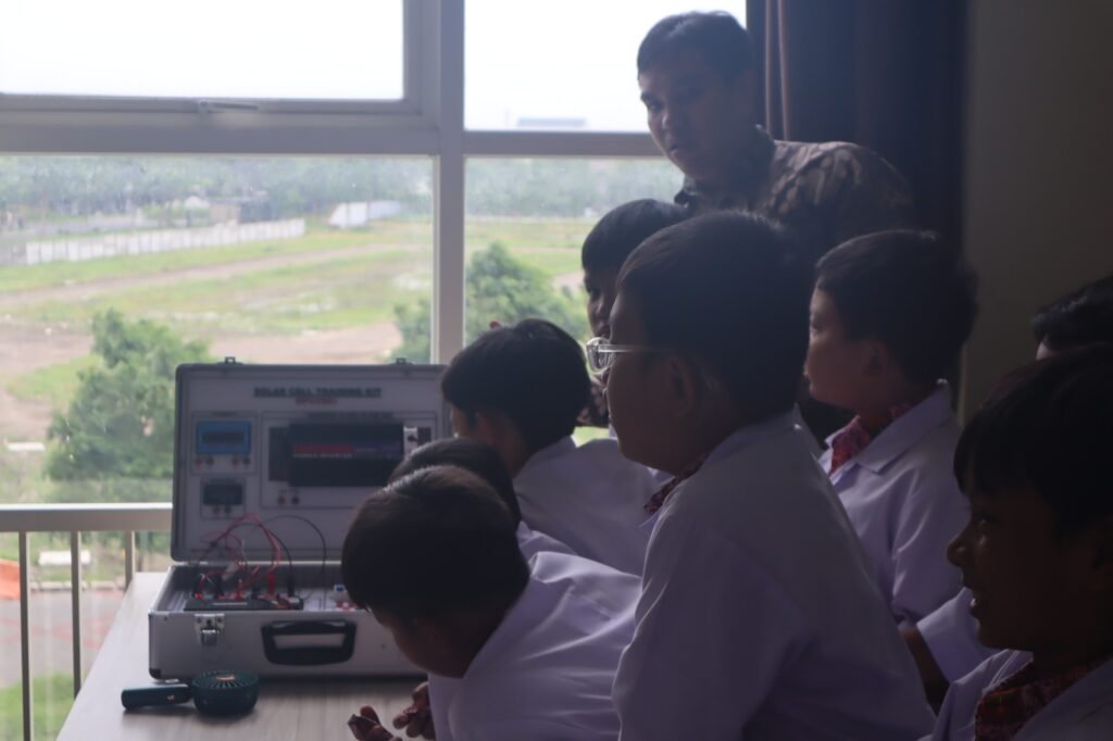 Kelas Ilmuwan: Siswa SD Muhammadiyah 7 Surabaya Belajar Perubahan Energi di Laboratorium UMSURA