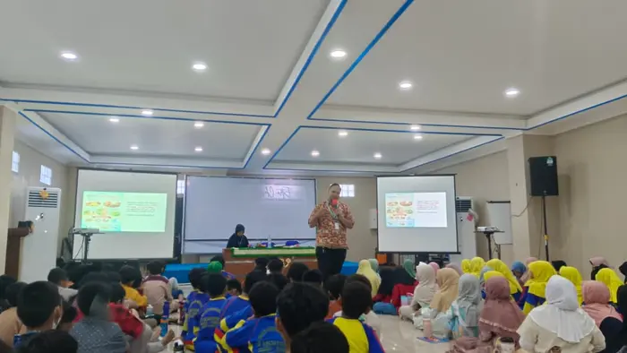 Orang Tua Mengajar di SD Muhammadiyah 3 Ikrom, Siswa Belajar Pentingnya Makanan Sehat