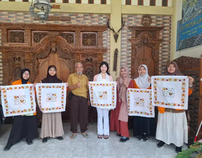 Batik Jadi Jembatan Budaya, Siswa Spemdalas dan Mahasiswa Tiongkok Belajar Bersama