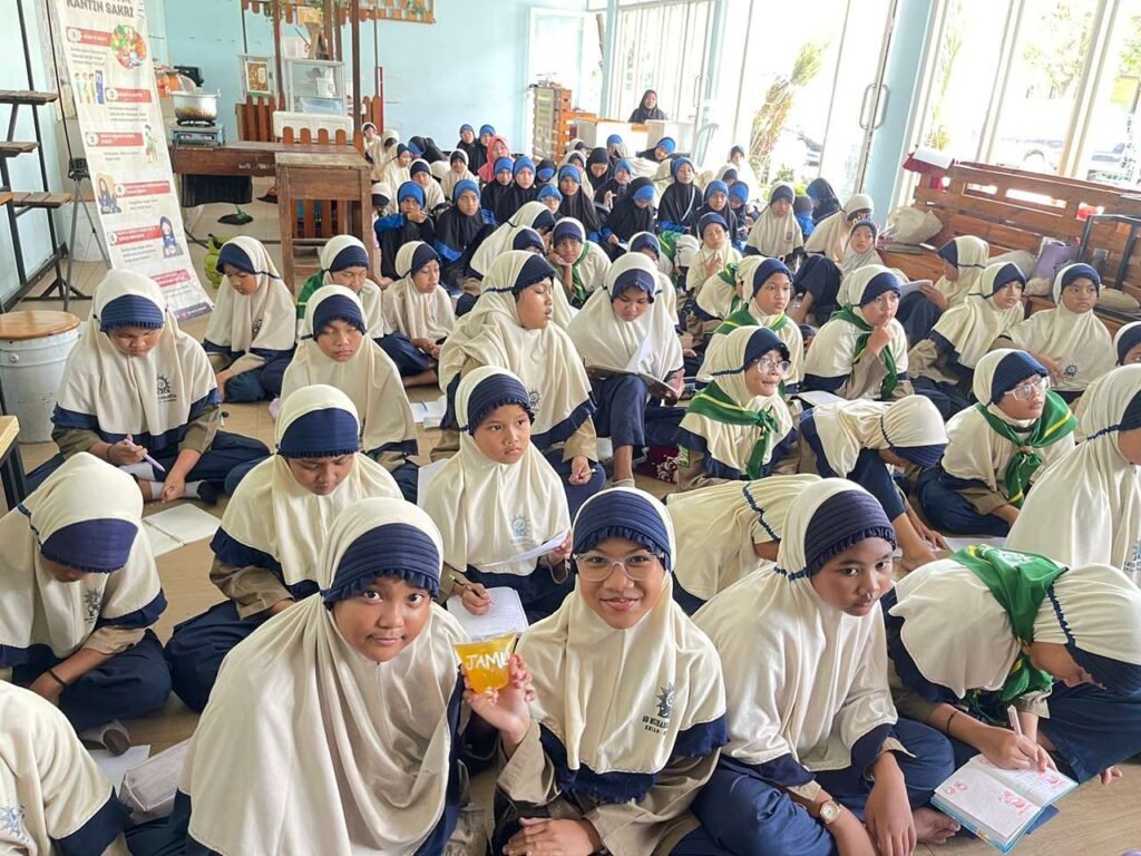 Edukasi Keputrian Sakri: Menanamkan Cinta Kesehatan Melalui Kearifan Lokal
