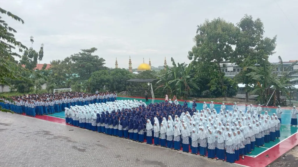 Apel Perdana di Tengah Hujan, MA Al-Ishlah Teguhkan Niat Belajar dan Cinta Lingkungan