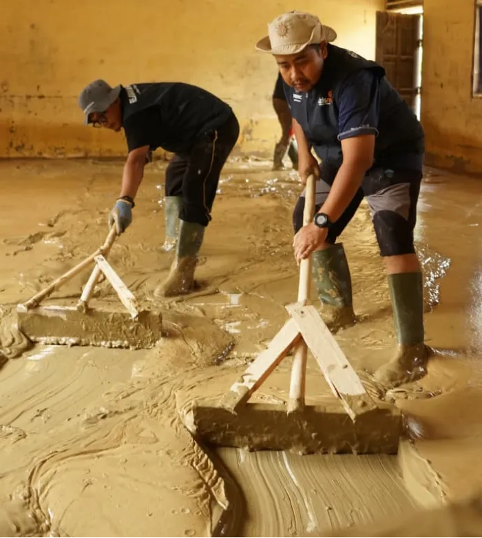 Relawan Muhammadiyah Pulihkan Sekolah Pascabanjir Aceh Tamiang