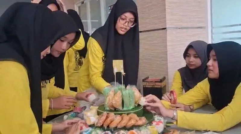 Smamio Gresik Meriahkan Milad ke-11 dengan Lomba Menghias Tumpeng dan Bazar