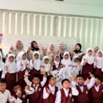 Mahasiswa KKN Stikes Maboro Kenalkan Ecoprint Ramah Lingkungan kepada Siswa SD di Desa Karangsono