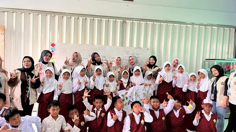 Mahasiswa KKN Stikes Maboro Kenalkan Ecoprint Ramah Lingkungan kepada Siswa SD di Desa Karangsono