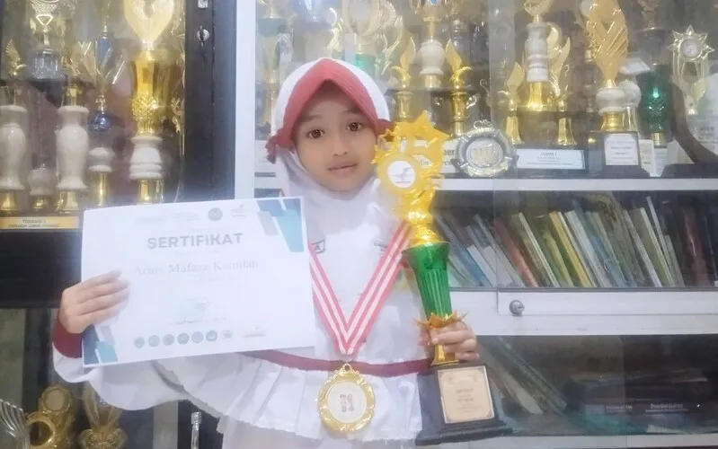 Meeva, Siswi Kelas 2 SD Muhammadiyah Sukodono dengan Segudang Prestasi dan Cita-Cita Mulia