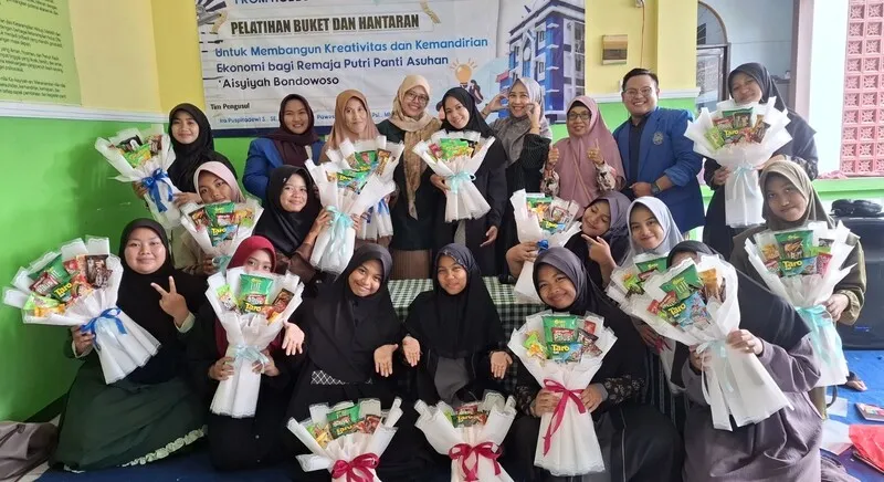 Tim Dosen UM Jember Dorong Kreativitas dan Kemandirian Remaja Panti Asuhan Putri Aisyiyah Bondowoso lewat Pelatihan Buket
