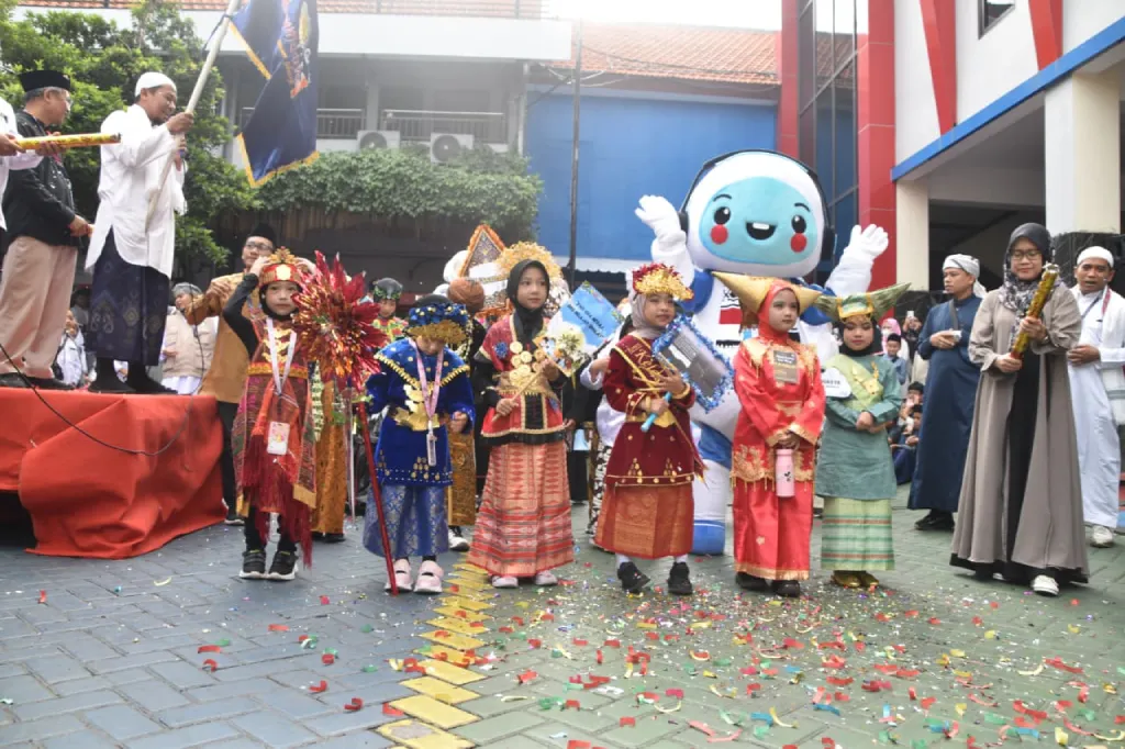 Lomba Maskot Warnai Pawai Ta’aruf Peringatan Isra’ Mi’raj di SD Muhida