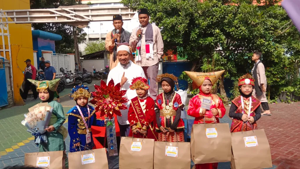 Lomba Maskot Warnai Pawai Ta’aruf Peringatan Isra’ Mi’raj di SD Muhida 