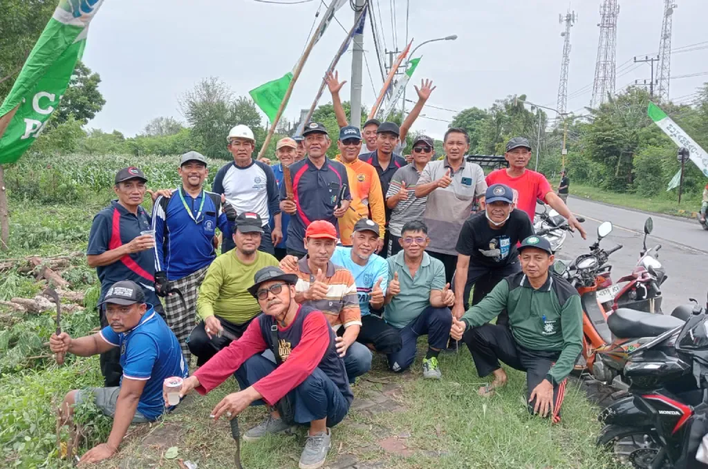 Guyub Rukun, PCM Paciran Kerja Bakti Bersihkan Lahan Strategis di Jalur Pantura
