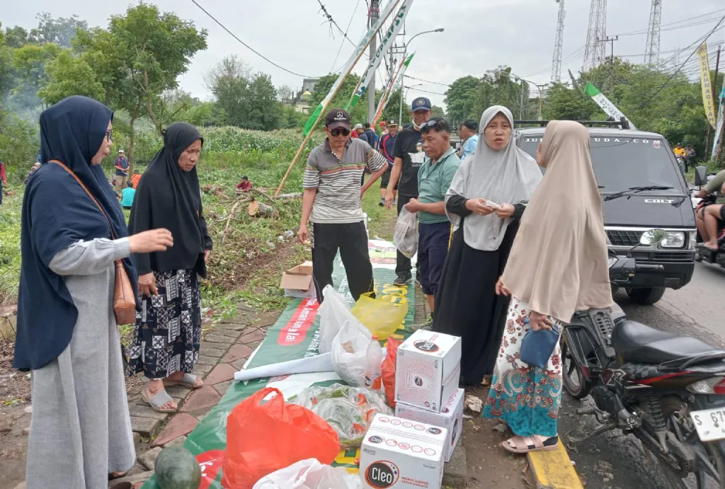 Guyub Rukun, PCM Paciran Kerja Bakti Bersihkan Lahan Strategis di Jalur Pantura