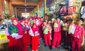 Siswa Kelas V SD Muda Tusida Serbu Pasar Tulangan untuk Belajar Aktivitas Ekonomi