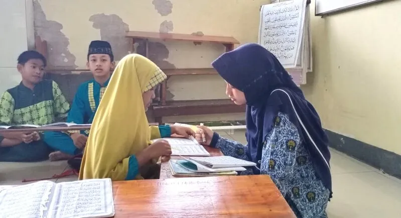 Salah satu siswa MTs Muhita saat mengajar Al-Qur’an. Foto: Nanik/PWMU.CO.