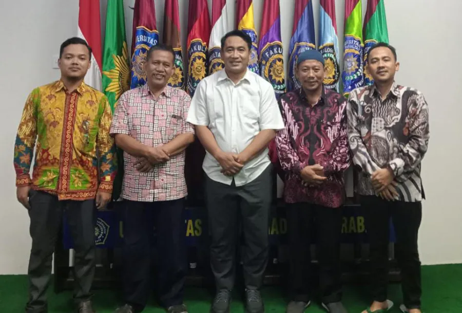 Tiga Wartawan PWMU.CO Temui Rektor Umsura Usai Raker, Ini yang Dibahas