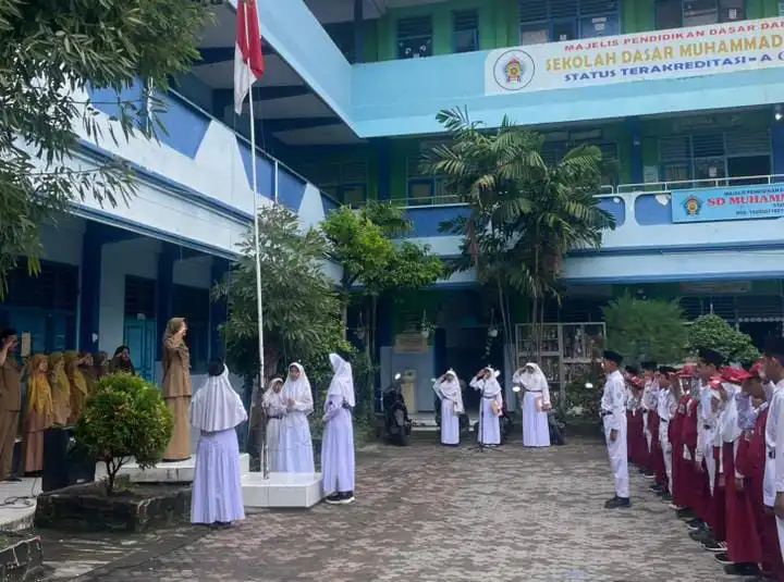 Siswa SD Muhammadiyah 1 Babat Ikuti Upacara Perdana dan Sambut Mahasiswa PLP Umla