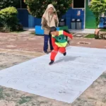 Manfaatkan Limbah Banner, Murid SD Mugres Belajar Bilangan Loncat