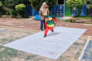 Manfaatkan Limbah Banner, Murid SD Mugres Belajar Bilangan Loncat