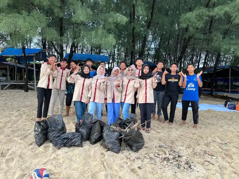 Pelajar Klorofil IPM Balongpanggang Gelar Aksi Bersih Pantai di Pantai Remen Tuban