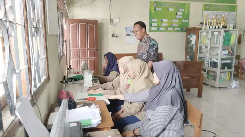 MAM 3 Kanor Gelar Ekstrakurikuler Menjahit Perdana