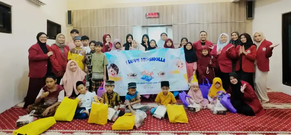 Mahasiswa UMSURA Hadirkan Program ‘I Love Musholla untuk Anak-anak di Sidoarjo