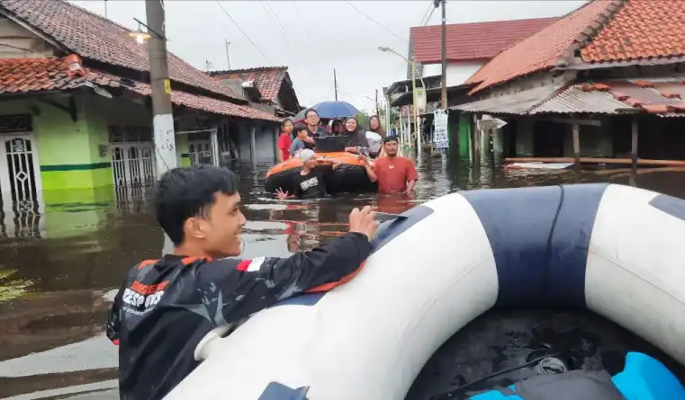 Banjir Landa Pekalongan, Relawan Muhammadiyah Evakuasi Warga dengan Cepat dan Sigap!