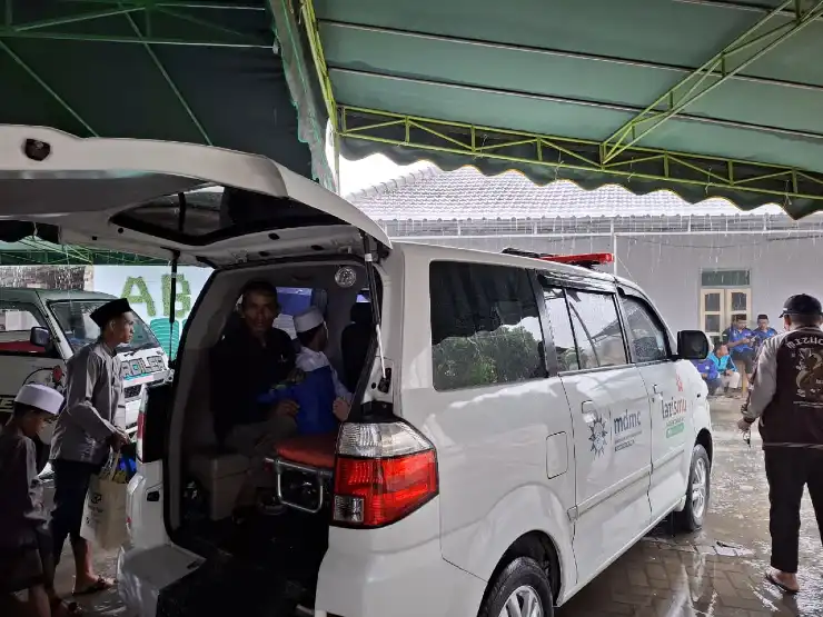 Khitan Gratis di Masjid Mujahidin Wates, Ambulans Lazismu Blitar Siaga Antar Peserta hingga Rumah