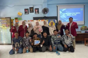 Mahasiswa UMSURA Sosialisasikan Etika Bermedia Sosial dalam Perspektif Islam