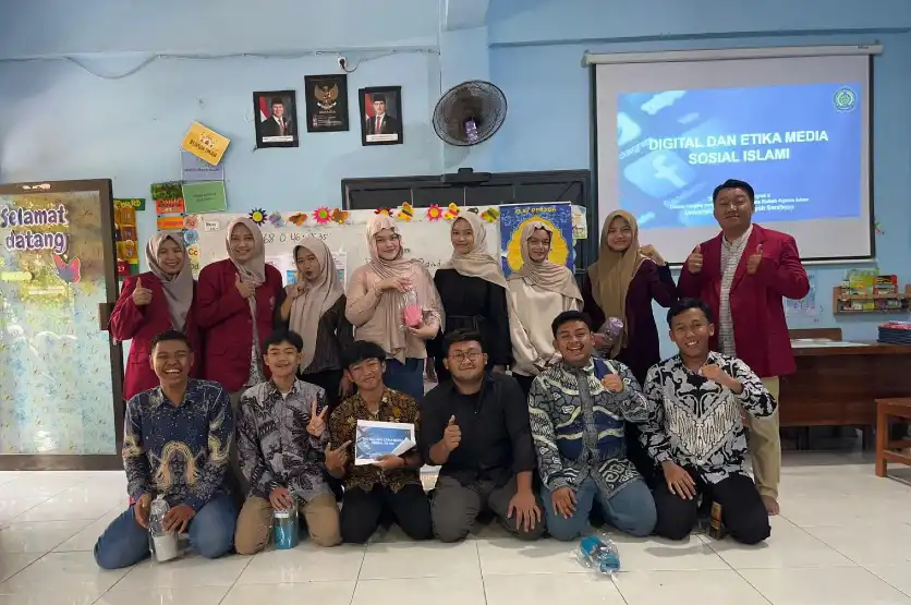 Mahasiswa UMSURA Sosialisasikan Etika Bermedia Sosial dalam Perspektif Islam